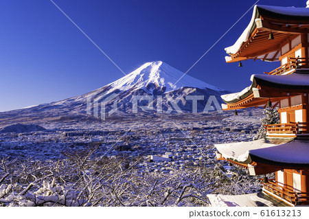 (山梨縣)日本之美,白雪覆蓋的荒山淺間公園,Chureito寶塔和富士山 (山梨縣)日本之美,白雪覆蓋的荒山淺間公園,Chureito寶塔和富士山 61613213