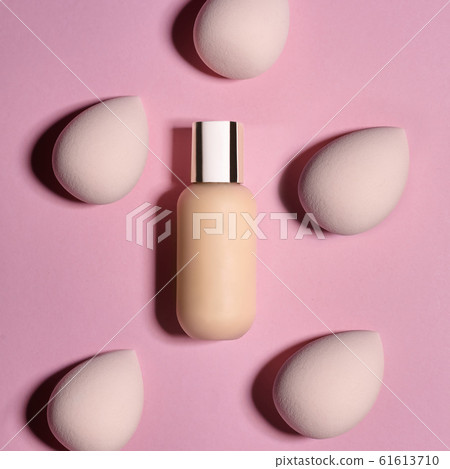 Conatainer with fluid foundation with beauty blenders Conatainer with fluid foundation with beauty blenders 61613710
