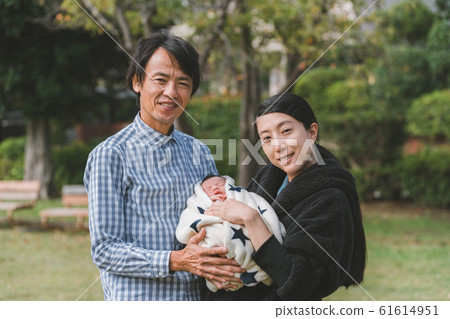 第10天新生嬰兒家庭步行公園，出生後10天 61614951