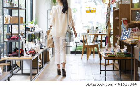 Active seniors enjoying shopping 61615384