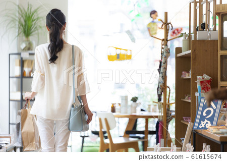 活躍的老年人享受購物 活躍的老年人享受購物 61615674