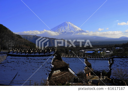 1月藤河口湖町西野石井里佐藤根山富士山65號和茅草的私人住宅的雪景 61617187