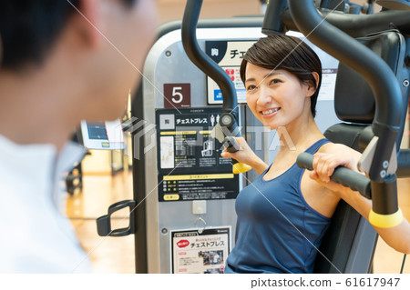 Sports gym middle women muscle training sports club Sports gym middle women muscle training sports club 61617947