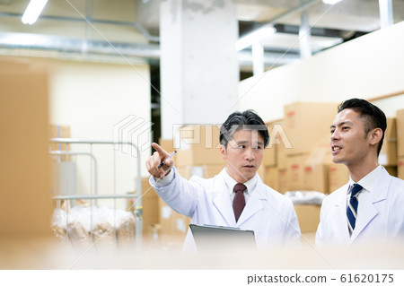 Warehouse Stock White coat Check 61620175