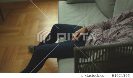 一張人物在沙發上放鬆的肖像 61621595