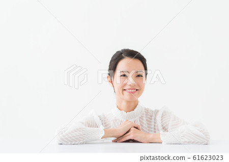 Woman in white shirt 20s 61623023