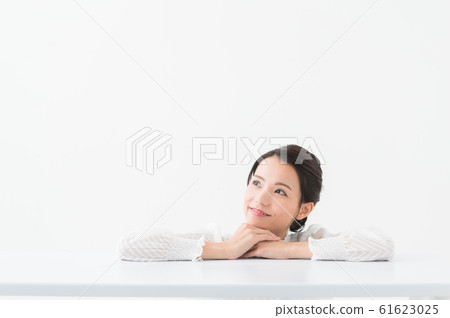 Woman in white shirt 20s 61623025