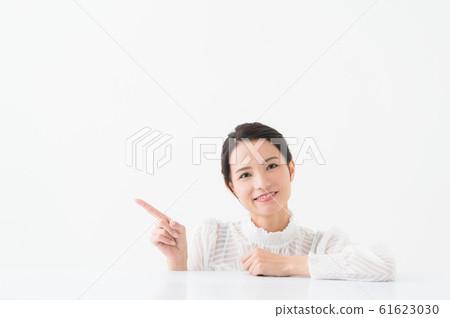 Woman in white shirt 20s Woman in white shirt 20s 61623030