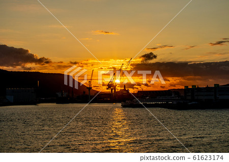 夕陽下的沿海建築工地 夕陽下的沿海建築工地 61623174