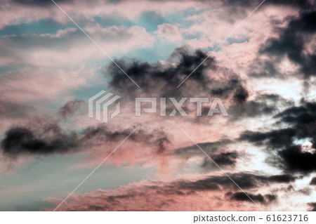早晨發光的雲彩 早晨發光的雲彩 61623716