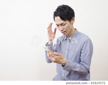 一名男子對智能手機屏幕失望 一名男子對智能手機屏幕失望 61624572