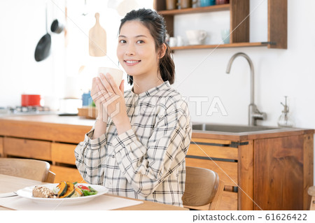 Female Dining Dining Kitchen 61626422
