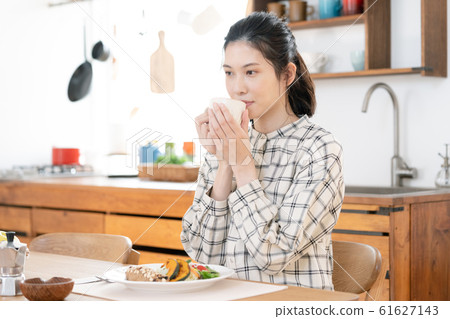 女性用餐用餐廚房 61627143