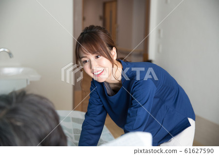 女高管和照顧者 女高管和照顧者 61627590