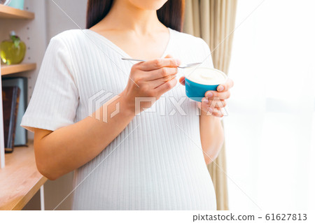 Pregnant woman cup ice spring and summer 61627813