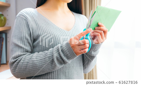 女人打開郵件16：9 61627816