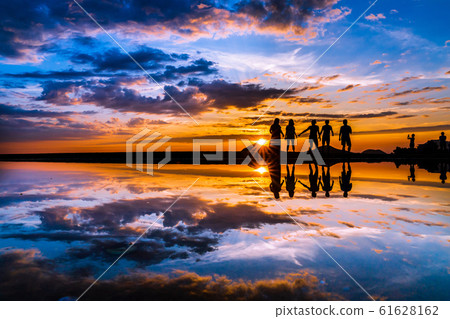 Parents beach evening view person silhouette 61628162