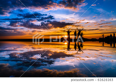Parents beach evening view person silhouette Parents beach evening view person silhouette 61628163
