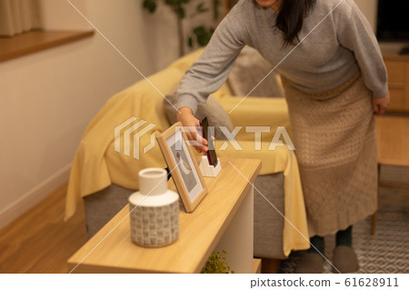 Lifestyle Home Smartphone Charging Lifestyle Home Smartphone Charging 61628911