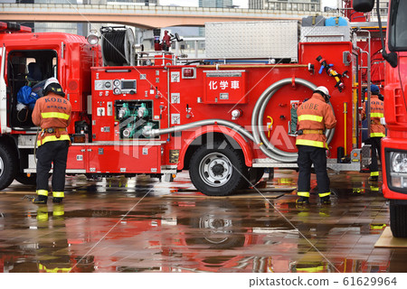 消防第一儀式:培訓結束後清理的成員 消防第一儀式:培訓結束後清理的成員 61629964