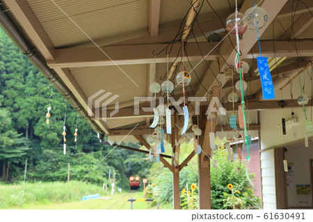 小湊鐵路``築崎站的風鈴和夏末的氛圍'' 小湊鐵路``築崎站的風鈴和夏末的氛圍'' 61630491