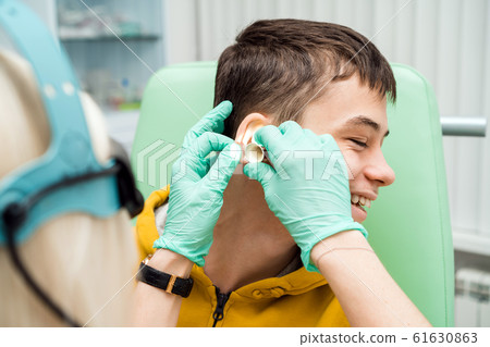 Preventive examination of a teenage boy in a medical facility.  61630863