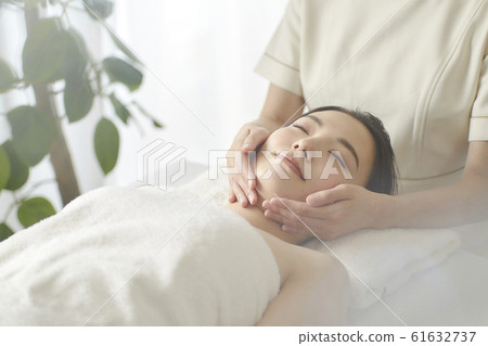 Young woman esthetic 61632737