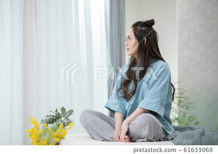 Woman room room wear glasses relax 61633068