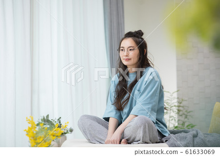女人房間房間戴眼鏡放鬆 女人房間房間戴眼鏡放鬆 61633069