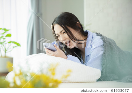 Sleeping woman Sleepwear Bed Waking up Smartphone Smartphone 61633077