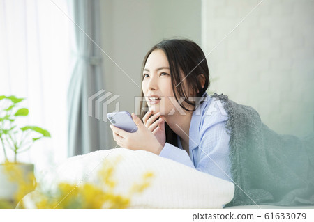 Sleeping woman Sleepwear Bed Waking up Smartphone Smartphone 61633079