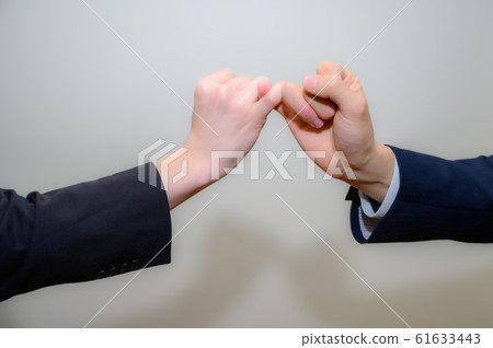 兩名男子切手指 照片素材 圖片 圖庫