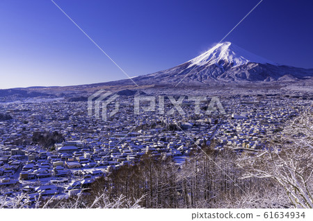 (Yamanashi Prefecture) Fujiyoshida's cityscape and Mt. Fuji seen from the Arakurayama Asama Park where it snowed (Yamanashi Prefecture) Fujiyoshida's cityscape and Mt. Fuji seen from the Arakurayama Asama Park where it snowed 61634934