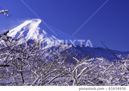 (山梨縣)從下雪的荒山淺間公園看到的富士吉田的城市景觀和富士山 (山梨縣)從下雪的荒山淺間公園看到的富士吉田的城市景觀和富士山 61634936