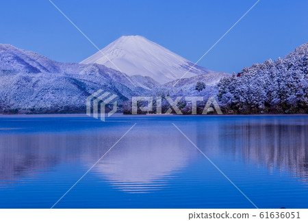 富士山映在白雪皚皚的箱根蘆之湖和湖面 富士山映在白雪皚皚的箱根蘆之湖和湖面 61636051