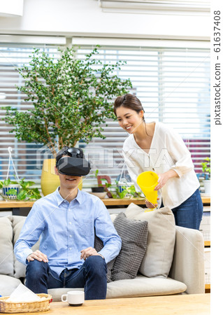 Couple watching sports in VR Couple watching sports in VR 61637408