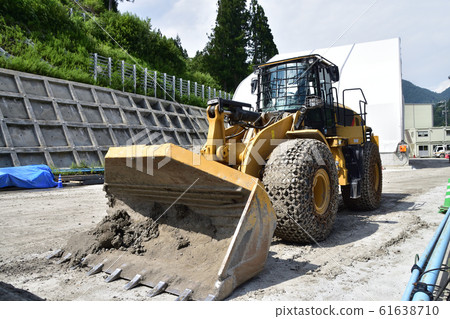Wheel loader with side dump bucket equipped with chain Wheel loader with side dump bucket equipped with chain 61638710