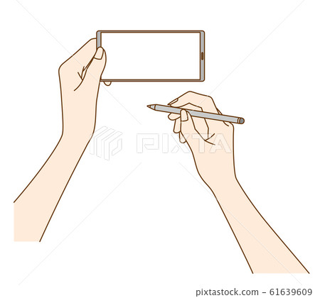 一個女人用手寫筆的手和智能手機 61639609