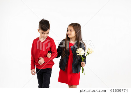 couple girl and boy with white roses 61639774