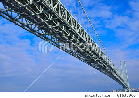 I look up at the Akashi Bridge 61639966