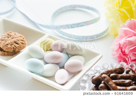 Pastel colored almond chocolate 61641609