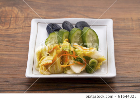 Assorting pickles Assorting pickles 61644323