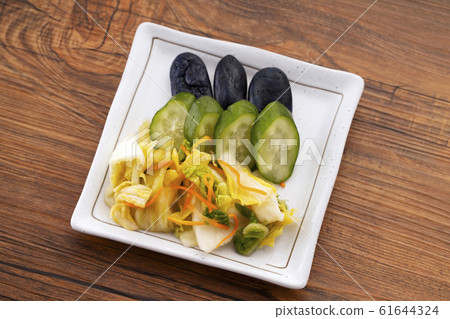 Assorting pickles Assorting pickles 61644324