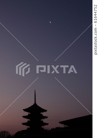 京都東寺五層塔和新月 京都東寺五層塔和新月 61644752