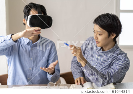 兩名男子通過最新的5G技術和VR護目鏡體驗3D並將其納入建築設計 61644814