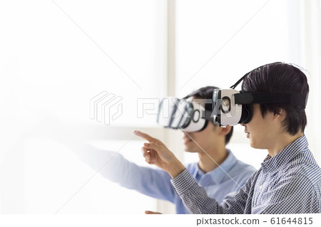 兩名男子通過最新的5G技術和VR護目鏡體驗3D並將其納入建築設計 61644815