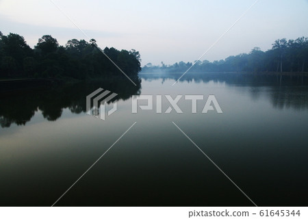 柬埔寨世界遺產：吳哥窟周圍的護城河 61645344