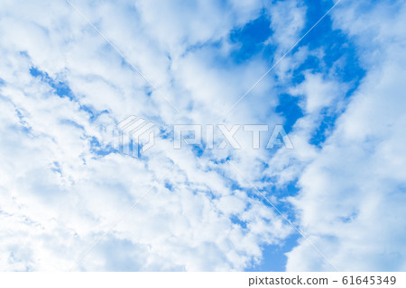 雲彩覆蓋白色藍色梯度大天空清楚的藍天天空風景刷新的天空背景 雲彩覆蓋白色藍色梯度大天空清楚的藍天天空風景刷新的天空背景 61645349