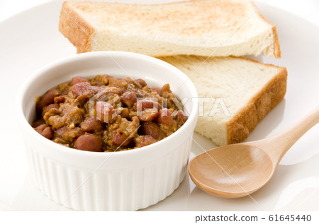 Chili con carne and toast 61645440