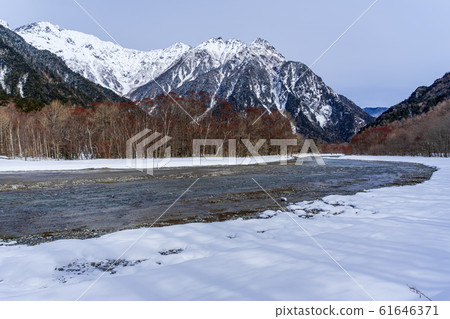 [長野縣]冬季上高地北阿爾卑斯山和梓河 61646371